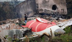 Một nhân viên cứu hỏa đứng cạnh chiếc máy bay Boeing 787-8 Dreamliner của Air India bị rơi tại Ahmedabad, Ấn Độ vào ngày 13/6. Ảnh: Reuters.