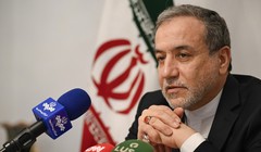 Bộ trưởng Ngoại giao Iran Abbas Araghchi phát biểu với các nhà báo. Ảnh: Getty.