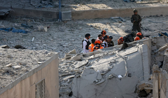 Lực lượng cứu hộ Israel tìm kiếm trong đống đổ nát tại địa điểm xảy ra vụ tấn công bằng tên lửa của Iran ở Bnei Brak, phía đông Tel Aviv, vào ngày 16/6. Ảnh: AFP.