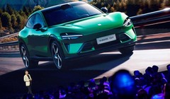 Nhà sáng lập kiêm giám đốc điều hành Xiaomi Lôi Quân giới thiệu mẫu SUV điện YU7 tại sự kiện ra mắt ở Bắc Kinh vào ngày 22/5. Ảnh: Reuters.