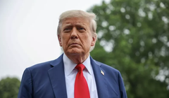 Tổng thống Mỹ Donald Trump dừng lại và phát biểu với giới truyền thông tại Bãi cỏ phía Nam của Nhà Trắng vào ngày 15/6. Ảnh: Getty.