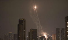 Hệ thống phòng không Iron Dome (Vòm Sắt) đánh chặn tên lửa trên bầu trời Tel Aviv trong hôm đầu tuần này. Ảnh: WSJ.
