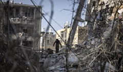 Israel phải đối mặt với chi phí khổng lồ để sửa chữa hàng trăm tòa nhà bị hư hại trong các cuộc tấn công bằng tên lửa của Iran, bao gồm cả ở Tel Aviv. Ảnh: WSJ.