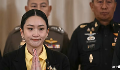 Thủ tướng Thái Lan Paetongtarn Shinawatra tại một cuộc họp báo bên cạnh Tư lệnh Lực lượng vũ trang Pana Klaewplodthuk (phải) tại Tòa nhà Chính phủ ở Bangkok vào ngày 19/6. Ảnh: AFP.