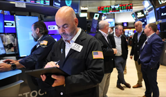 Các nhà giao dịch làm việc trên sàn giao dịch chứng khoán New York. Ảnh: Getty.
