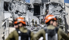 Các nỗ lực tìm kiếm và cứu hộ vẫn tiếp tục diễn ra tại tòa nhà bảy tầng ở Israel bị tên lửa đạn đạo Iran đáp trúng ngay trước khi lệnh ngừng bắn được công bố vào thứ Ba, ngày 24/6. Ảnh: Getty.