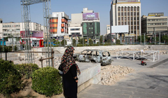 Một chiếc xe cứu thương ở Tehran, Iran bị cháy xém sau đòn không kích của Israel hôm đầu tuần này. Ảnh: NYTimes.