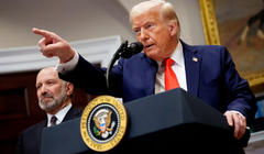 Tổng thống Donald Trump, cùng với Bộ trưởng Thương mại Howard Lutnick, trả lời câu hỏi của phóng viên tại Phòng Roosevelt của Nhà Trắng vào ngày 3/3. Ảnh: Getty.