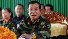 Cựu Thủ tướng Hun Sen phát biểu trong chuyến thăm lực lượng vũ trang Campuchia đóng quân dọc biên giới với Thái Lan vào ngày 26/6. Ảnh: AFP.
