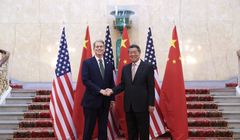 Bộ trưởng Thương mại Mỹ Scott Bessent (trái) cùng Phó Thủ tướng Trung Quốc Hà Lập Phong trong cuộc đàm phán thương mại tại London, Anh, vào ngày 9/6. Ảnh: Xinhua.