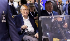 Ông Warren Buffett tham dự cuộc họp cổ đông thường niên của Berkshire Hathaway tại Omaha, Nebraska, Mỹ ngày 3/5/2024. Ảnh: Reuters.