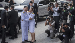 Bà Paetongtarn Shinawatra ôm cha mình, cựu Thủ tướng Thaksin Shinawatra, khi họ đến dự lễ phê chuẩn của hoàng gia chính thức bổ nhiệm bà làm Thủ tướng ngày 18/8/2024. Ảnh: AFP.