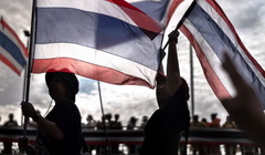 Những người biểu tình yêu cầu bãi nhiệm Thủ tướng Thái Lan Paetongtarn Shinawatra tại Tượng đài Chiến thắng ở Bangkok vào ngày 28/6. Ảnh: AFP.