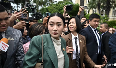 Thủ tướng Thái Lan Paetongtarn Shinawatra đi qua Tòa nhà Chính phủ sau cuộc họp nội các tại Bangkok vào ngày 1/7. Ảnh: AFP.