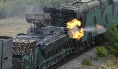 Xe chiến đấu bộ binh BMP-2 khai hỏa từ tàu Yenisey. Ảnh: MW.