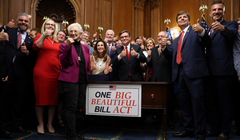 Chủ tịch Hạ viện Mike Johnson và các thành viên đảng Cộng hòa sau khi dự luật lớn của Tổng thống Donald Trump được thông qua ngày 3/7. Ảnh: Reuters.