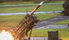 Cảnh phóng tên lửa đất đối không từ hệ thống Patriot. Ảnh: MW.