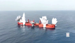 Những cột khói bốc lên từ tàu MV Magic Seas treo cờ Liberia do Hy Lạp vận hành. Ảnh chụp màn hình này được trích từ video công bố ngày 8/7. Ảnh: Reuters.