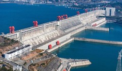 Nước tràn ra từ Đập Tam Hiệp qua chín cửa xả lũ để dự phòng thêm sức chứa cho lũ lụt từ thượng nguồn sông Dương Tử. Ảnh: Getty.