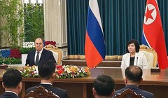 Bộ trưởng Ngoại giao Nga Sergey Lavrov và người đồng cấp Triều Tiên Choe Son Hui trong cuộc gặp tại Wonsan. Ảnh: Getty.