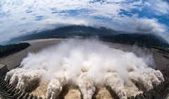 Nước tràn ra từ Đập Tam Hiệp qua chín cửa xả lũ để dự phòng thêm sức chứa cho lũ lụt từ thượng nguồn sông Dương Tử, ở tỉnh Hồ Bắc, miền trung Trung Quốc, ngày 15/7/2024. Ảnh: Xinhua.