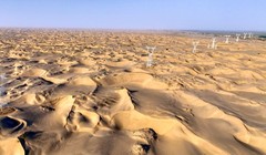 Một đoạn của dự án truyền tải và chuyển đổi 750kV đi qua sa mạc Taklamakan ở lưu vực Tarim thuộc khu vực Tân Cương, phía tây Trung Quốc. Ảnh: Xinhua.