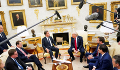 Tổng thống Mỹ Donald Trump, cùng với Phó Tổng thống J.D. Vance, Ngoại trưởng Marco Rubio và Bộ trưởng Quốc phòng Pete Hegseth gặp Tổng thư ký NATO Mark Rutte tại Phòng Bầu dục hôm 14/7. Ảnh: Reuters.