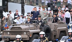 Tổng thống Pháp Emmanuel Macron tham dự lễ duyệt binh kỷ niệm Ngày Bastille thường niên tại Paris, ngày 14/7. Ảnh: Getty.