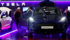 Tesla Model Y được trưng bày tại triển lãm Everything Electric tại trung tâm triển lãm và hội nghị quốc tế ExCeL London, Anh ngày 28/3/2024. Ảnh: Reuters.