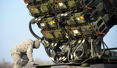 Một binh sĩ Mỹ đang kiểm tra một khẩu đội tên lửa phòng thủ Patriot trong cuộc tập trận chung tại căn cứ quân sự ở Sochaczew, Ba Lan 21/3/2015. Ảnh: Reuters.