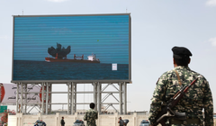 Một biển quảng cáo kỹ thuật số ở Sanaa, Yemen, tuần trước cho thấy cảnh Houthi tấn công một tàu chở hàng ở Biển Đỏ. Ảnh: WSJ.