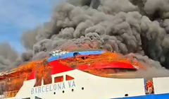 Hàng trăm hành khách trên tàu nhảy xuống biển để thoát thân. Ảnh: The Sun.