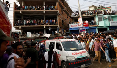 Một xe cứu thương đi qua gần hiện trường sau khi một máy bay huấn luyện của không quân đâm vào khuôn viên trường Cao đẳng Milestone, tại Dhaka, Bangladesh vào ngày 21/7. Ảnh: Reuters.