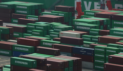 Các container được chụp ảnh tại một cảng công nghiệp ở Tokyo, Nhật Bản, ngày 2/7. Ảnh: Reuters.
