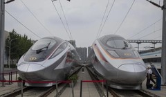 Tàu điện CR450AF EMU (trái) và tàu điện CR400AF-S EMU của Trung Quốc được trưng bày tại Đại hội Đường sắt cao tốc UIC lần thứ 12 tại Trung tâm thử nghiệm đường sắt quốc gia ở Bắc Kinh vào ngày 9/7. Ảnh: EPA