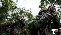 Binh sĩ chào mừng khi Thủ tướng Thái Lan Paetongtarn Shinawatra đến thăm Đại đội Biệt kích 1202 tại thị trấn biên giới Thái Lan-Campuchia thuộc huyện Aranyaprathet ngày 26/6. Ảnh: Reuters.