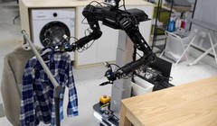 Mẫu ByteDance GR-3 cho phép robot thực hiện các nhiệm vụ như treo quần áo. Ảnh: Handout.