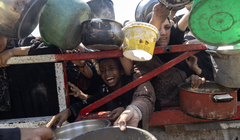 Người Palestine chờ đợi trước một bếp ăn từ thiện ở phía tây thành phố Gaza trong hôm 23/7. Những bếp ăn này được tài trợ bởi các nước Arab, phương Tây và các tổ chức cứu trợ. Ảnh: NYTimes.