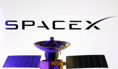 Hình ảnh một vệ tinh Starlink được chụp trước logo của công ty SpaceX. Ảnh: Reuters.