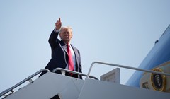 Tổng thống Mỹ Donald Trump lên chuyên cơ Không lực Một đến Scotland vào ngày 25/7 tại Căn cứ chung Andrews, Maryland. Ảnh: Getty.