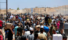 Người dân Palestine mang theo hàng viện trợ mà họ nhận được từ Quỹ Nhân đạo Gaza do Mỹ hậu thuẫn, tại trung tâm Dải Gaza, ngày 29/5. Ảnh: Reuters.