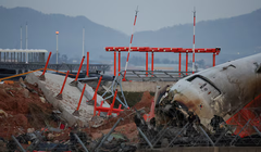 Xác của máy bay Jeju Air tại Sân bay quốc tế Muan, nằm gần một công trình bê tông nơi nó đâm vào, ngày 30/12/2024. Ảnh: Reuters.