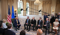 Tổng thống Mỹ Donald Trump công bố thỏa thuận thương mại với EU tại câu lạc bộ golf Trump ở Scotland. Ảnh: WSJ.