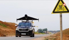 Một chiếc xe bán tải Ram 1500 của Mỹ chở theo UAV tự sát của Nga, được ghi lại trong video do kênh truyền hình Bộ Quốc phòng Nga phát vào ngày 20/7. Ảnh: Kyiv Independent.