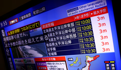 Bản tin về cảnh báo sóng thần của Cơ quan thời tiết Nhật Bản, cho biết dự kiến sóng thần cao tới 3 mét sẽ tràn vào các khu vực ven biển. Ảnh: Reuters.