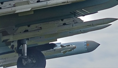 Tên lửa R-77M được trang bị trên máy bay chiến đấu Su-35 của Nga. Ảnh: MW.