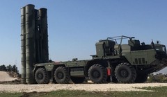 Bệ phóng tên lửa thuộc hệ thống S-400 của Nga. Ảnh: MW.