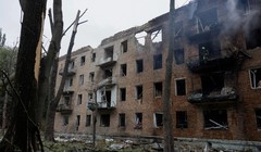 Một lính cứu hỏa đứng trong một tòa nhà bị thiêu rụi sau cuộc tấn công của Nga tại Kiev vào ngày 31/7. Ảnh: AFP.