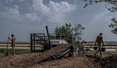 Những người lính đang làm việc tại công trình xây dựng công sự ở miền Đông Ukraine. Ảnh: WSJ.