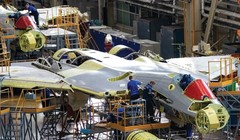 Sản xuất chiến đấu cơ Su-57 tại Nhà máy máy bay Komsomolsk ở Amur. Ảnh: MW.